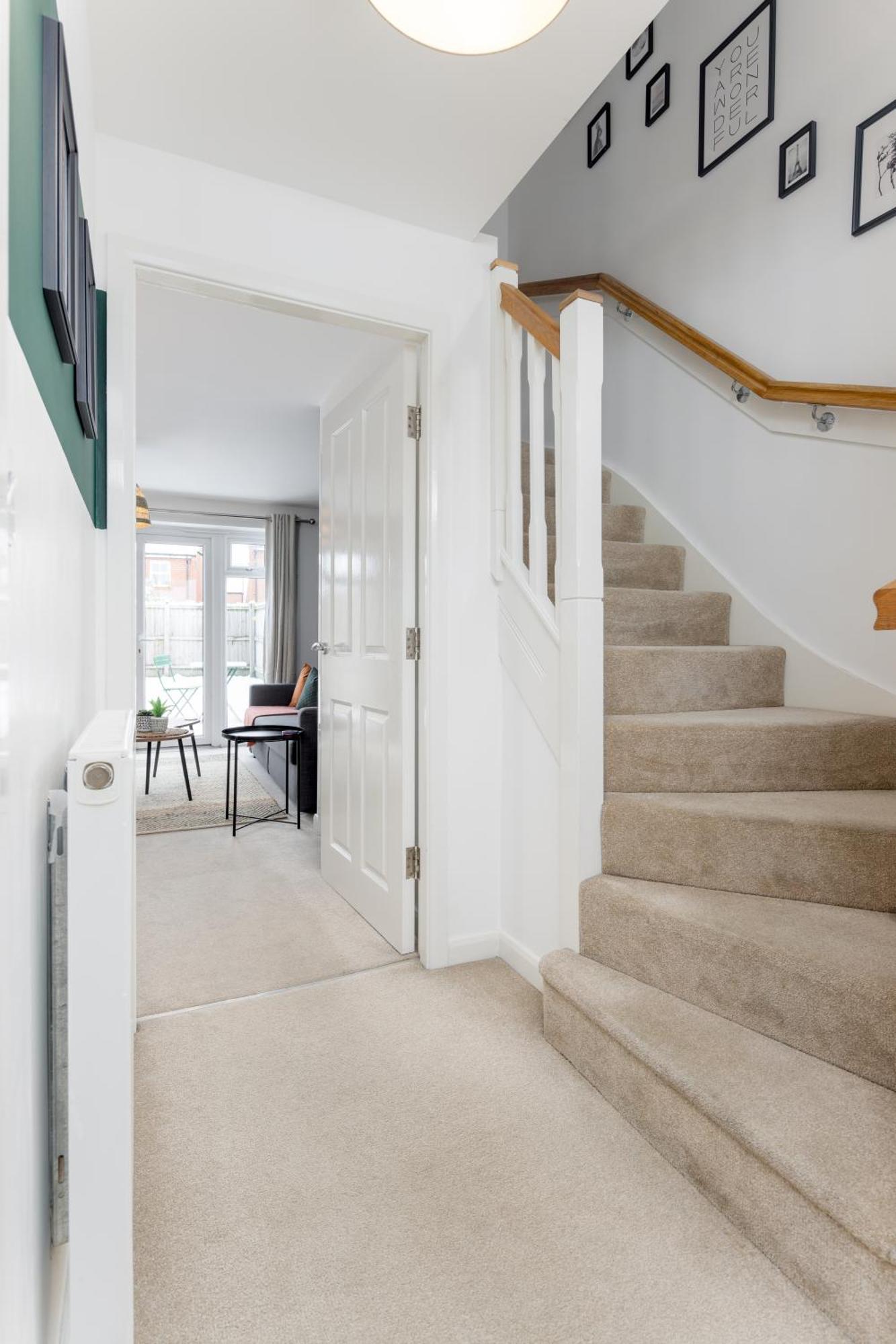 Modern 2-bed Townhouse In Kirkdale Holiday home